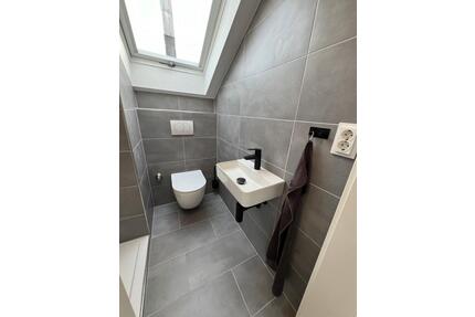 Moderne 2 Zimmer DG frisch Sanitär hochwertig Ausgestattet - Neuss