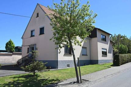 Zweifamilienhaus mit Charme, großzügigem Platzangebot und vielseitigem Nutzungspotenzial! - Naunheim