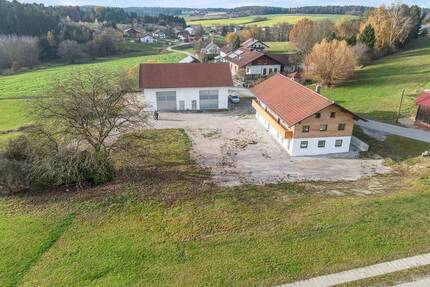 Wohnhaus und großes Nebengebäude, optional mit zusätzlich ca. 2,8 Hektar Wald-Wiesenflächen - Arnstorf