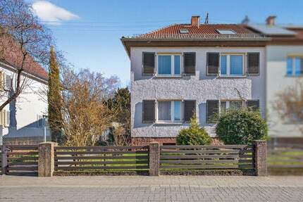Sanierungsbedürftige Doppelhaushälfte mit großem Grundstück in Karlsruhe-Durlach - Karlsruhe / Durlach