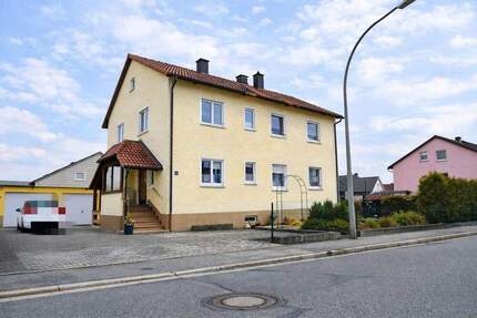 Attraktives Zweifamilienhaus mit großem Grundstück in 92708 Mantel
