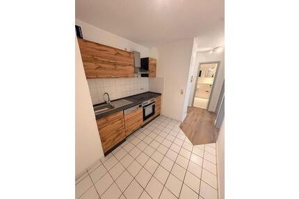 neu renovierte helle 2 Zimmer 53m² Wohnung mit Balkon neue Küche Duschbad Parkplatz in Heide