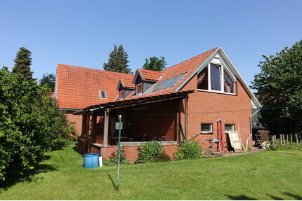 Hämelhausen: individuelles Zweifamilienhaus mit großem Garten in ruhiger Wohnlage