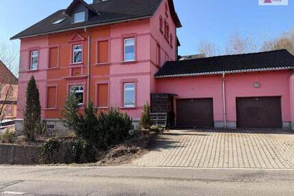Pockau bei Zschopau: Saniertes Mehrfamilienhaus: 3 WE, voll vermietet, Balkone, Garage & Stellplätze - Pockau-Lengefeld