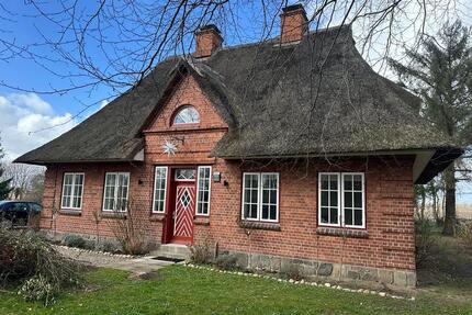 Großzügiges reetgedecktes Haus - 2.150,00&nbsp;EUR Kaltmiete, ca.&nbsp; 215,00&nbsp;m&sup2; in Barkelsby (PLZ: 24360)