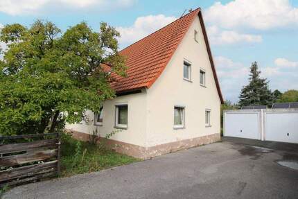 Viel Raum für Lebensträume - gestaltbares Einfamilienhaus mit großem Garten und Garagen in Eckental