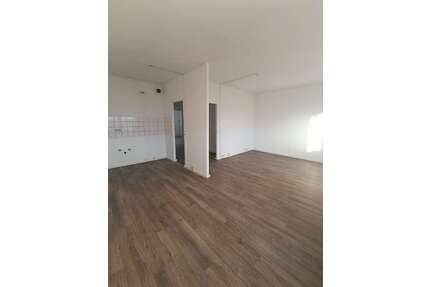 Wohnung zum Mieten in Halle 325,00 € 56.02 m²