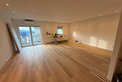 Renovierte 2 Zimmer DG Wohnung, EBK, Klimaanlage, Aufzug, Balkon - Georgsmarienhütte