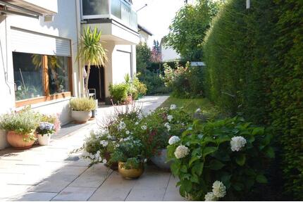 Große 4,5-Zi. EG-Whg. (mit Gäste-Hobbyraum, Terrasse u. Garten) - Leonberg