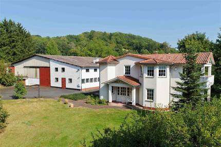 Ländliche Ruhe, großzügige Flächen, vielseitige Nutzungsmöglichkeiten: Einzigartiger Aussiedlerhof in idyllischer Alleinlage - Meinhard Schwebda