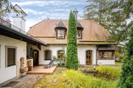 AIGNER - Großzügiges Einfamilienhaus mit schönem Garten in sehr zentraler Lage in Neufahrn!