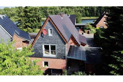 jetzt provisionsfrei zu erwerben: Zweifamilienhaus am Kanal - Wohnen und Mietertrag - Westerrönfeld