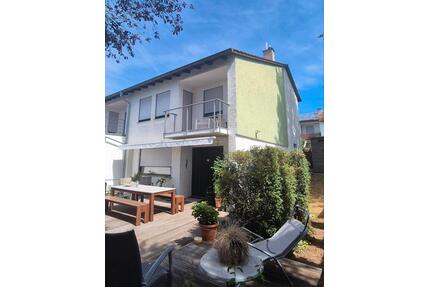 Großer Garten & Reihenendhaus mit Sauna, Terrasse u. Einzelgarage - Leonberg
