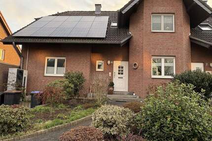Energiewende schon passiert. Gepflegte Zweifamilienhaus-DHH in ruhiger und zentraler Lage von Alpen