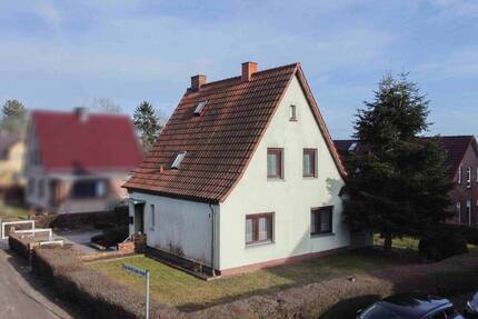 Familienhaus mit Garten, Garage, Werkstatt und viel Potenzial in Putbus