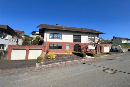 Beverungen - kleines Mehrfamilienhaus mit großartiger Aussicht