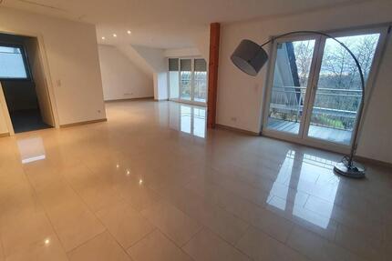 Wohnen im Dachgeschoss mit Fernblick und 2 Balkonen, 3,5 Zi. Whg. - Bestlage in Haibach