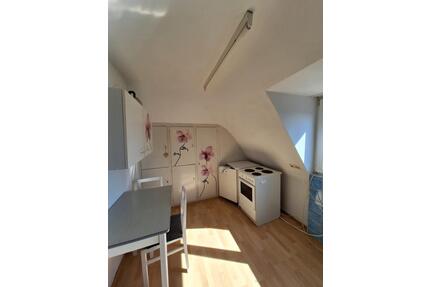 Mai-Okt helle kleine Dachgeschosswohnung (Altbau) - Friedrichshafen