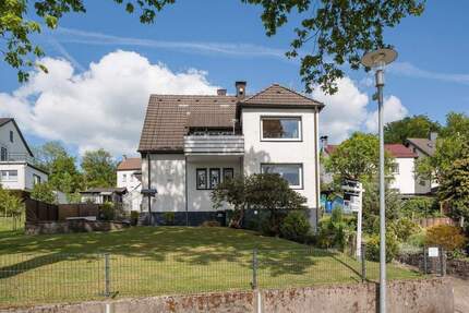 Wandlungsfähiges Zweifamilienhaus mit 1 Garage in Lüdenscheid - Heerwiese