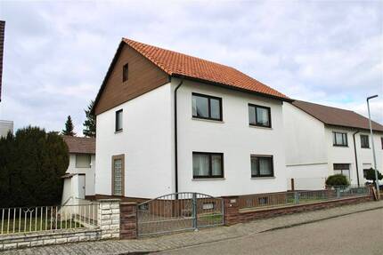 Traumlage & viel Platz: Freistehendes Zweifamilienhaus mit großem Garten - Neulußheim