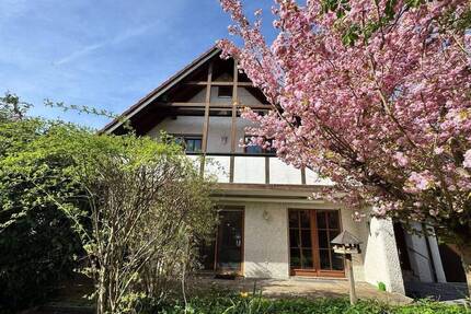 Waldrand am Reichswald: Haus mit Einliegerwohnung und direktem Waldzugang - Nürnberg Fischbach