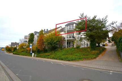Moderne Dachgeschosswohnung mit Balkon, Parkplatz, Garage und schöner Aussicht in Weitersburg
