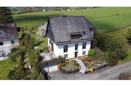 Gepflegtes Zweifamilienhaus mit Weitblick in Bad Berleburg - Berghausen