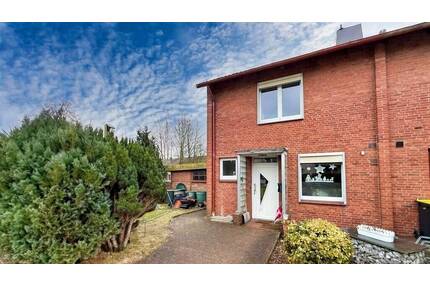 Vollständig unterkellertes Reihenendhaus mit Carport, Terrasse und Gartenhaus in Tarp