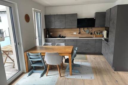 Moderne 3-Zi-Wohnung mit Einbauküche und Balkon in Veitsbronn