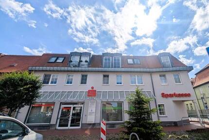 Moderne 2-Raum-DG-Wohnung mit Wanne, Keller & Stellplatz vor der Tür - Jeßnitz
