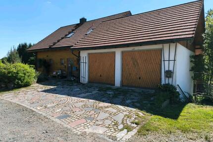 Familienhaus mit Einliegerwohnung, Garage & Scheunen - Immenreuth