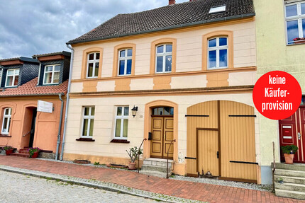 HORN IMMOBILIEN ++ Wohnhaus mit zwei Wohneinheiten und Gartengrundstück am See in Penkun
