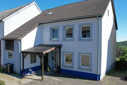 Einseitig angebautes Wohnhaus mit Stall, Balkon, Garten, Carport und schöner Aussicht in Schüller