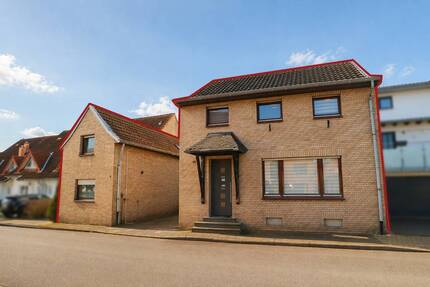 Zwei Häuser, ein Zuhause - 525.000,00&nbsp;EUR Kaufpreis, ca.&nbsp; 176,00&nbsp;m&sup2;&nbsp;Wohnfl&auml;che in Dormagen / Straberg (PLZ: 41542)