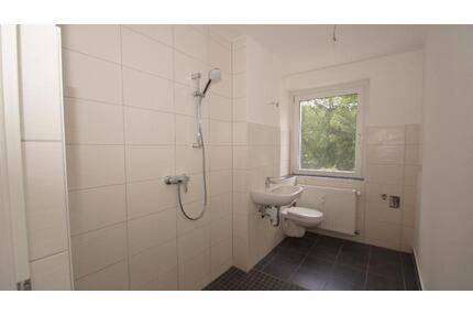 2-RWE an der Talsperre, ZH, Balkon mit Schieberverglasung im EG - Dippoldiswalde