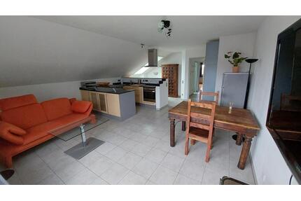 Von Privat: Helle 2-Zimmer-Dachgeschosswohnung in Ismaning