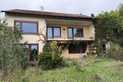 Potenzial für Großes - Sanierungsbedürftiges EFH mit einzigartiger Hanglage in Emskirchen