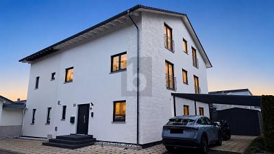 LUXURIÖSE DOPPELHAUSHÄLFTE MIT POOL - Bad Säckingen