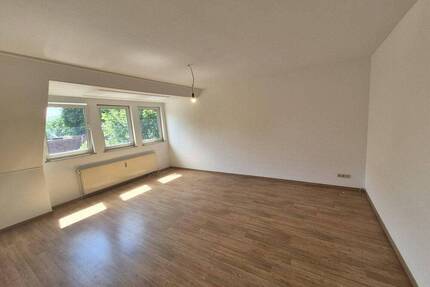 2-Zi.-DG-Wohnung, frisch renoviert - 11 min. mit dem Auto zum Bahnhof Buxtehude - Moisburg