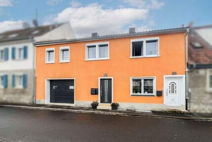 Charmantes Reihenmittelhaus mit Gartenhaus, Garage & flexibler Nutzung - Albertshofen