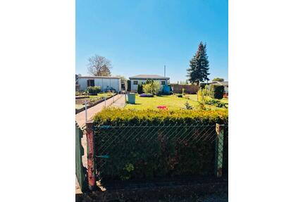 „Traumhafter Kleingarten“ - 400m² mit massiver Laube & Terrasse - Staßfurt