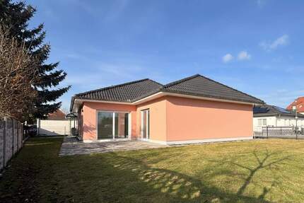 Familienglück pur: Moderner Bungalow mit Garten, Sonnenterrasse und Wärmepumpe (Energieklasse A) - Bitterfeld-Wolfen