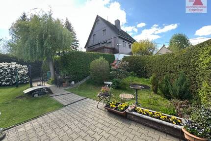 Einfamilienhaus & Haus mit Ferienwohnungen (PV, Garage & Carport) in Erlbach-Kirchberg bei Stollberg