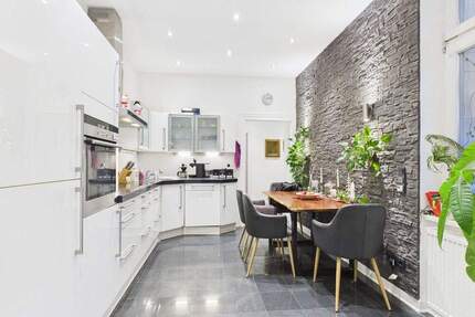 Modernisierte 3-Zimmer-Etagenwohnung mit zwei Balkonen und zeitgemäßer Ausstattung - Wiesbaden Schierstein