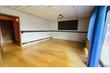 Geräumige und gepflegte 3 12 Zimmerwohnung mit großem Balkon in Walzbachtal-Jöhlingen!