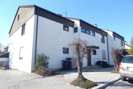 2-Zimmer-Mietwohnung in Freilassing, Ortsteil Hofham. 1. Obergeschoss mit Südbalkon. Frei ab sofort.
