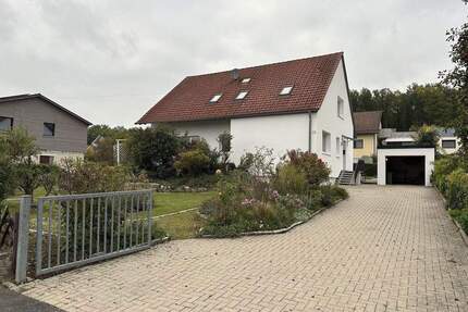 Geräumiges Einfamilienhaus mit schönem Naturgarten und Einzelgarage - Gunzendorf