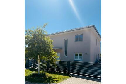 Moderne Stadtvilla mit Pool in Schulzendorf