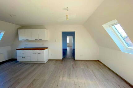 Erstbezug nach Sanierung: 3,5-Zi. DG-Wohnung mit Balkon und Privat-Garten in Stade-Haddorf