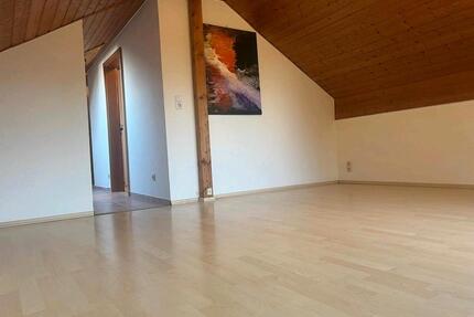 Gepflegte 2 Zimmer Dachgeschosswohnung mit Garten von Privat - Großkarolinenfeld